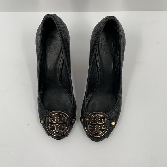 Tory Burch Amanda wedge black pebbled leather high shoe peeptoe gold logo 8 - Picture 4 of 7